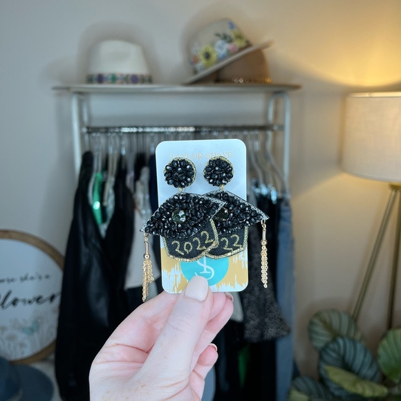 Taylor Shaye Designs - Black & Gold 2022 Graduation Cap Earrings - Picture 3 of 7